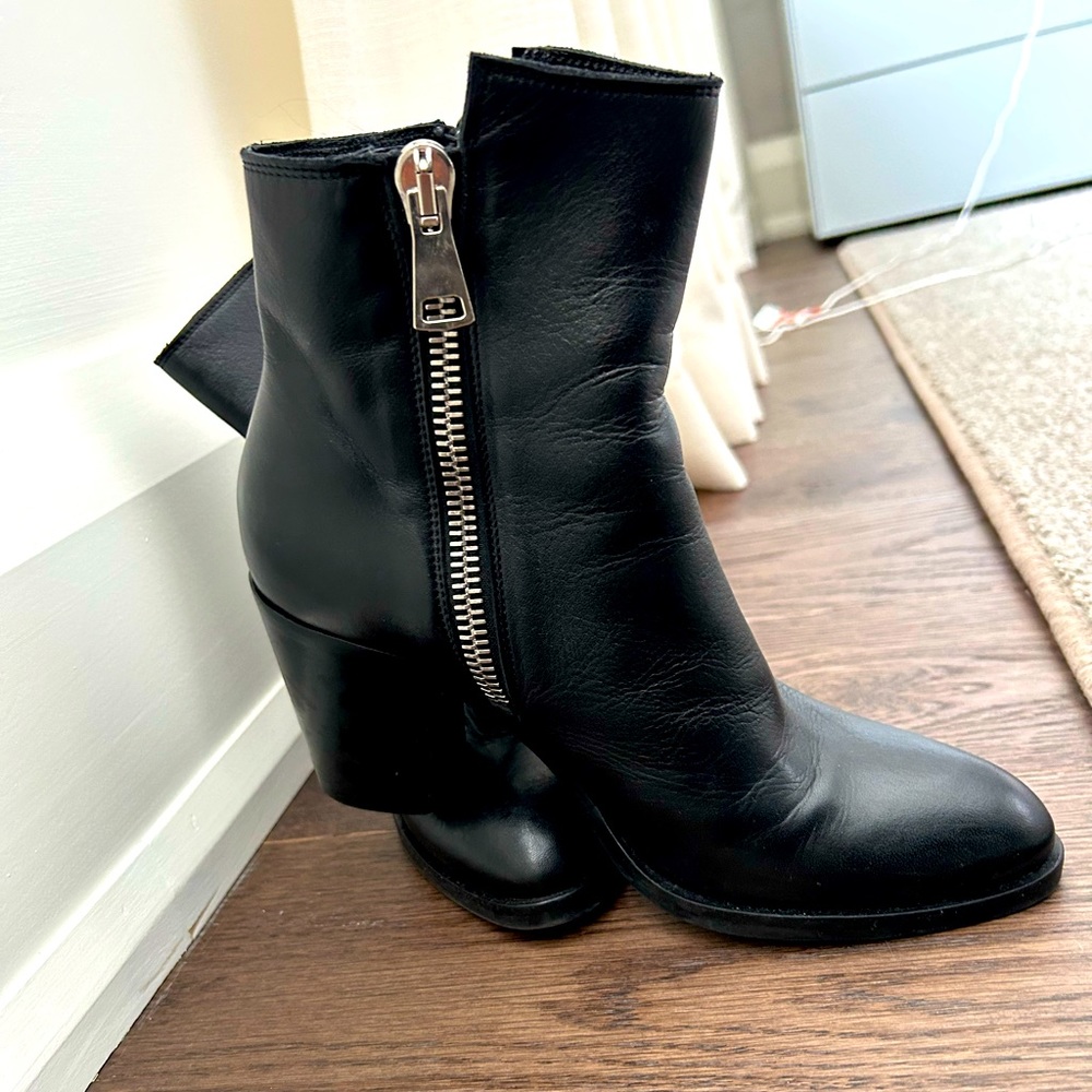 STRATEGIA Black Leather Ankle Booties - Size 39.